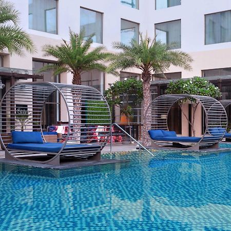Courtyard By Marriott Agra Hotel Eksteriør billede The pool at the hotel