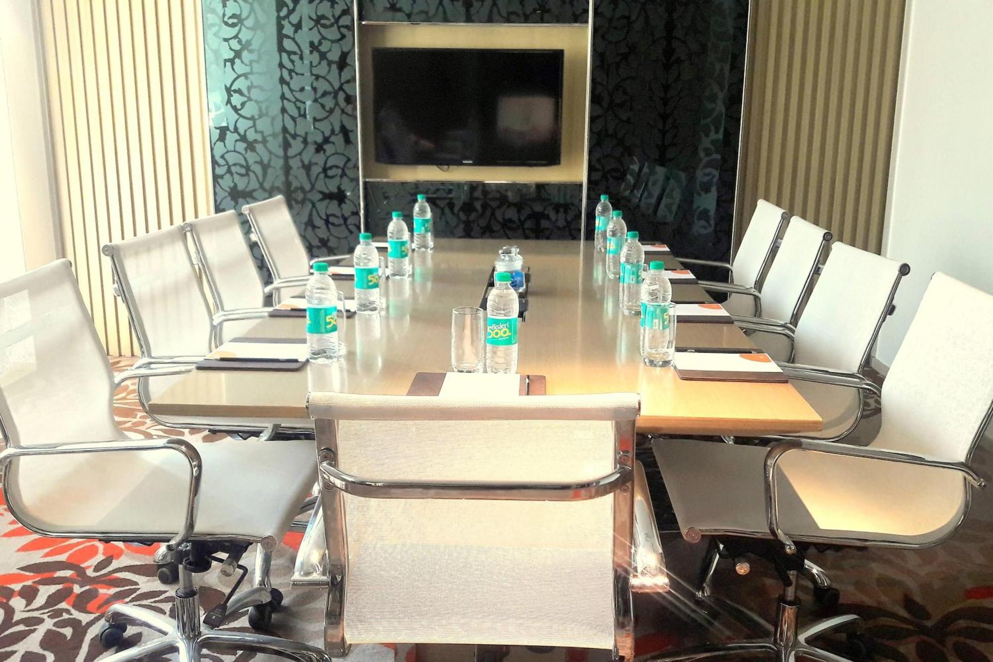 Courtyard By Marriott Agra Hotel Eksteriør billede A meeting room at a hotel