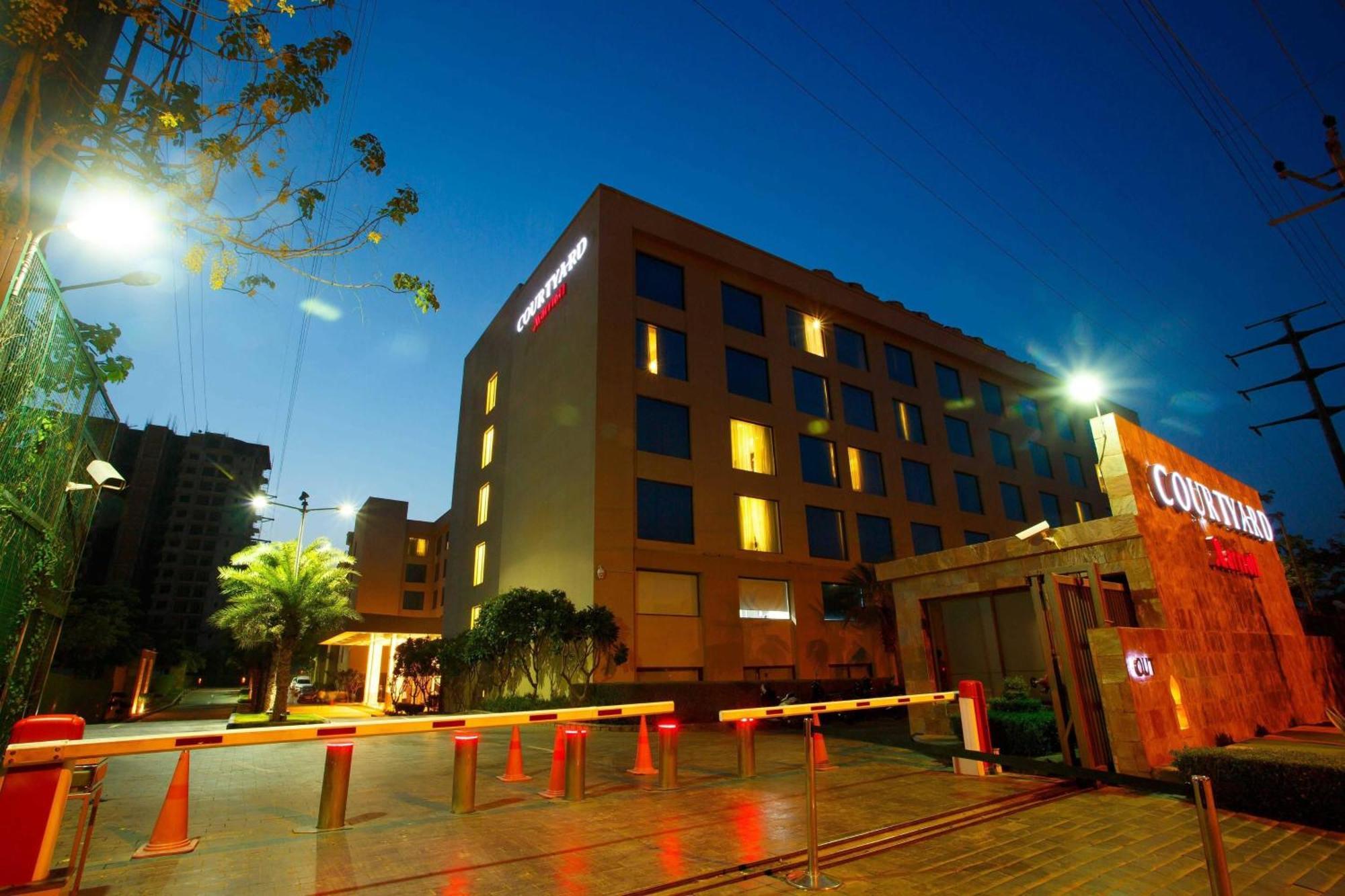 Courtyard By Marriott Agra Hotel Eksteriør billede The hotel at night